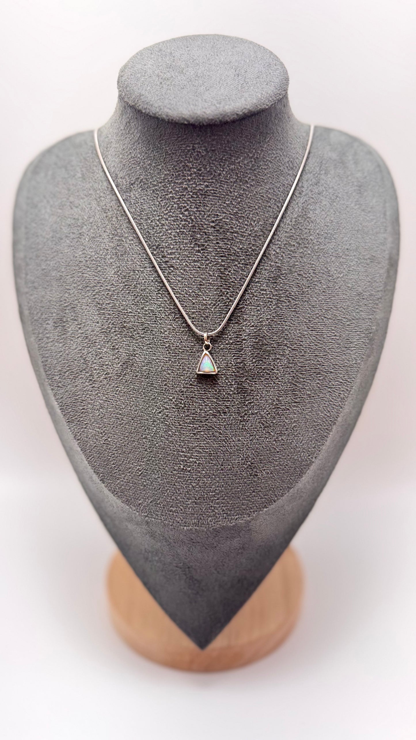 Dije Triangular de Ópalo Etíope en Plata 950