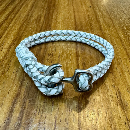 Pulseira de couro com âncora. Medida personalizável.