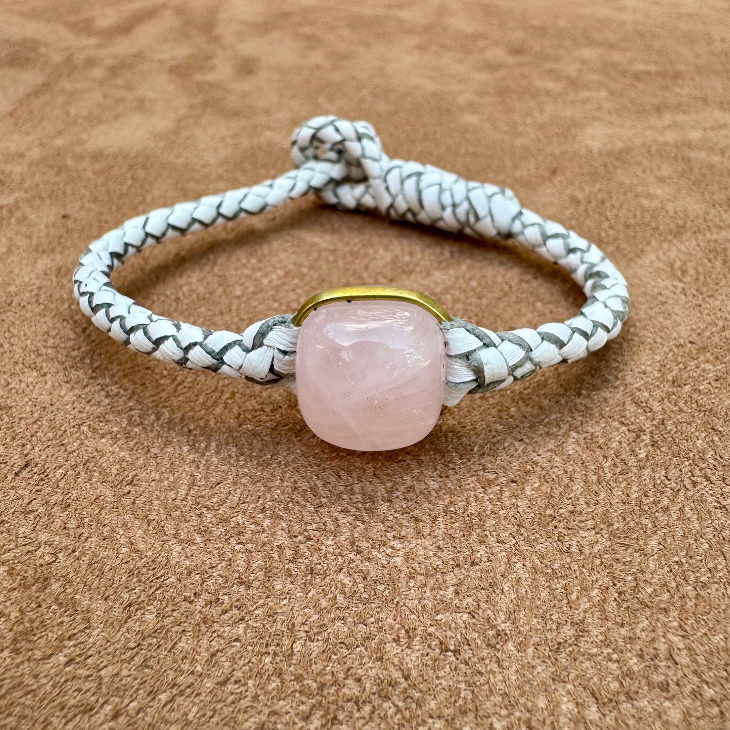 Pulsera de cuarzo rosa con cuero blanco. Medida personalizable.