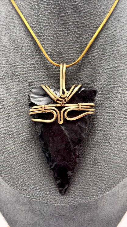 Anhänger aus rustikalem schwarzem Obsidian in Pfeilform