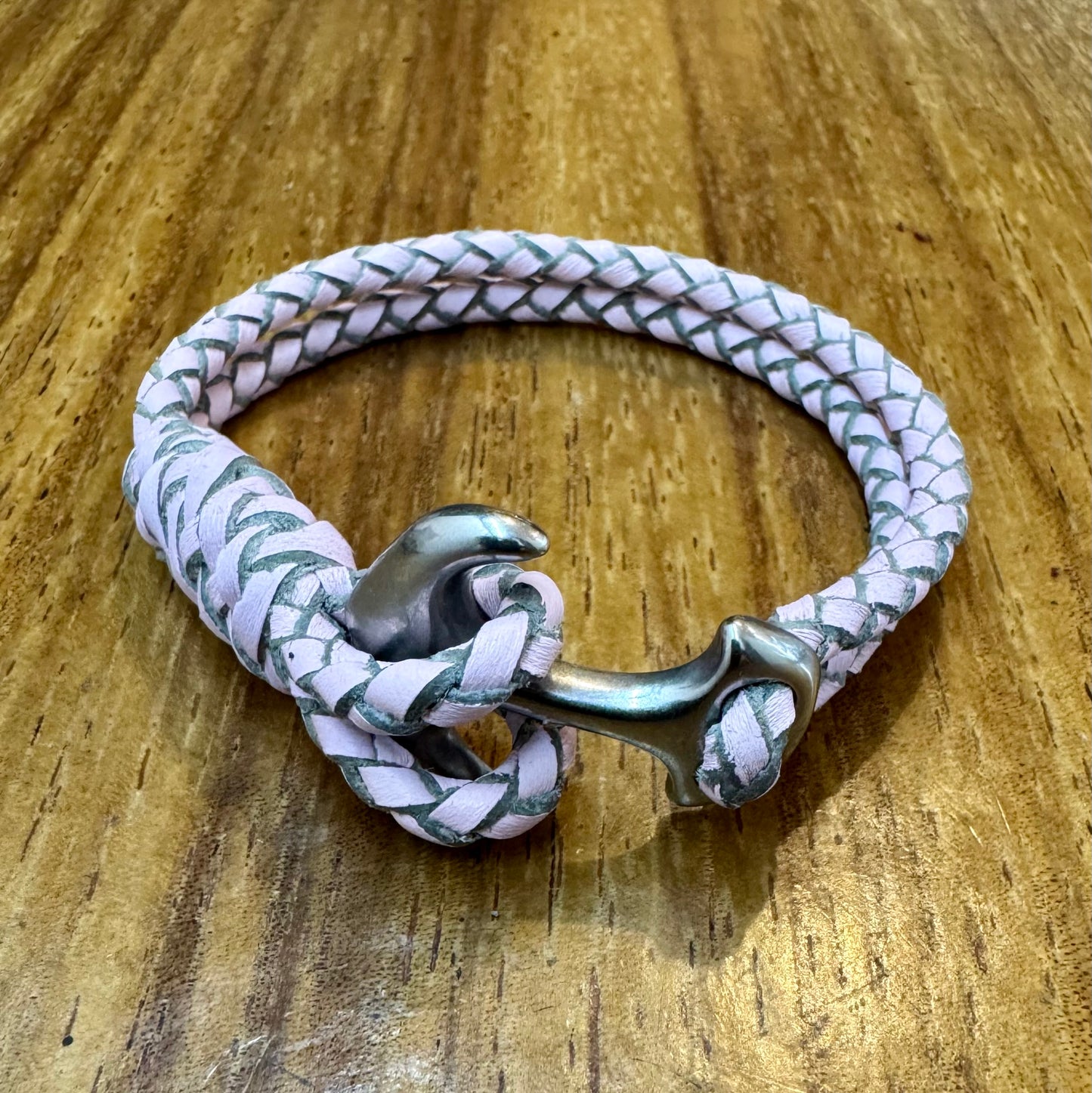 Pulsera de cuero con ancla. Medida personalizable.