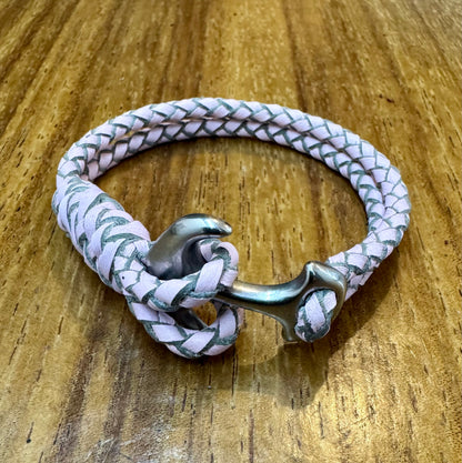 Pulseira de couro com âncora. Medida personalizável.