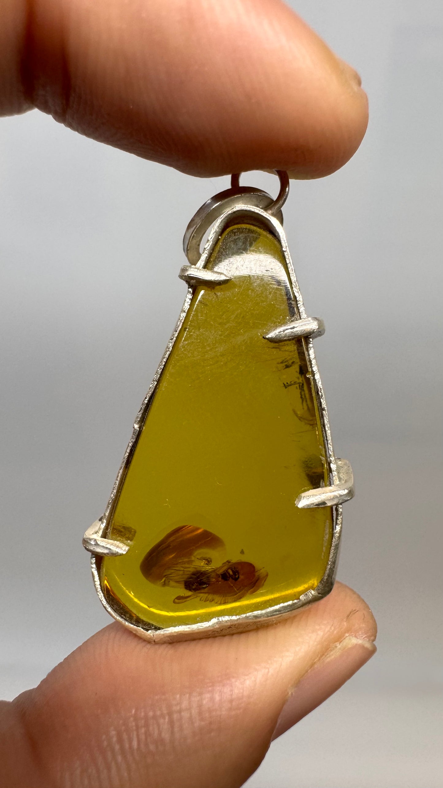 Pendentif en ambre avec mouche primitive en argent