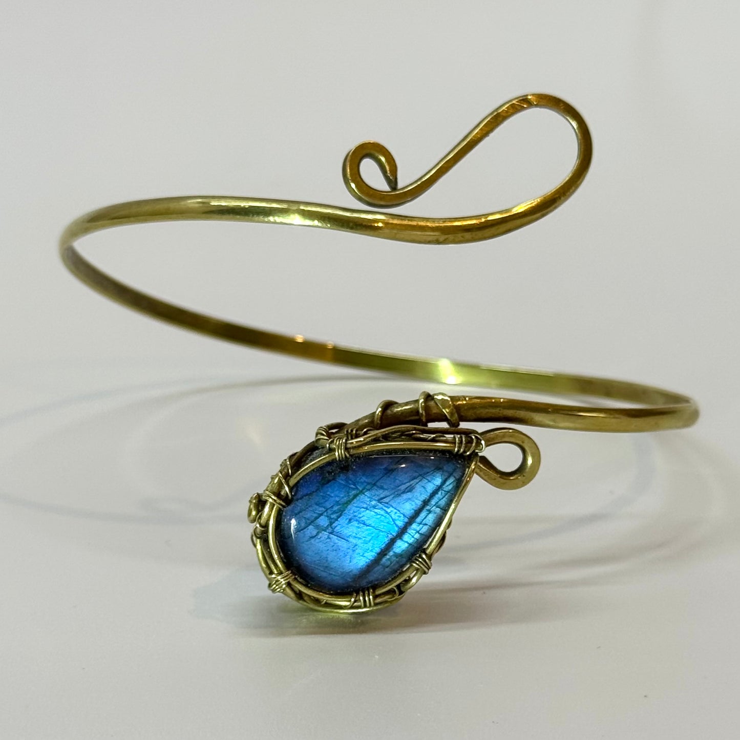 Brazalete de brazo. Labradorita azul