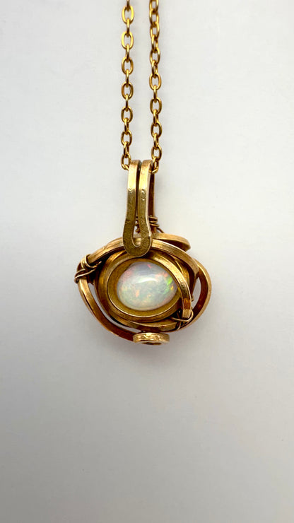 Ópalo blanco de Etiopía. Latón wire wrap