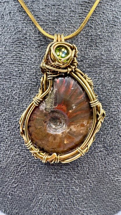 Pendentif Ammonite Opalisée. Wire wrap.