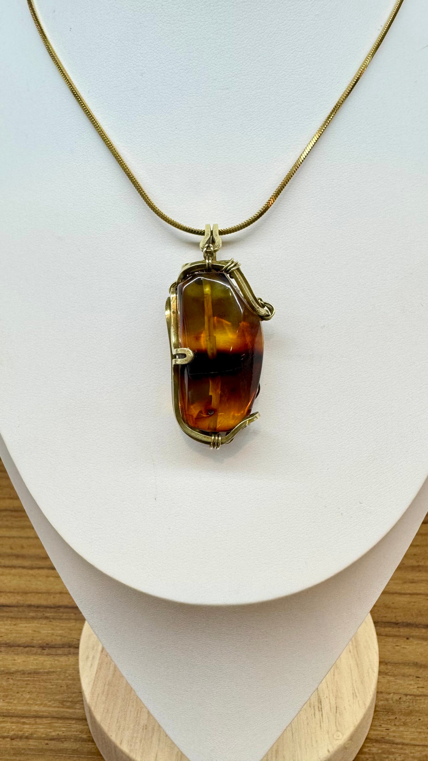 Dije de ámbar rojo mediano