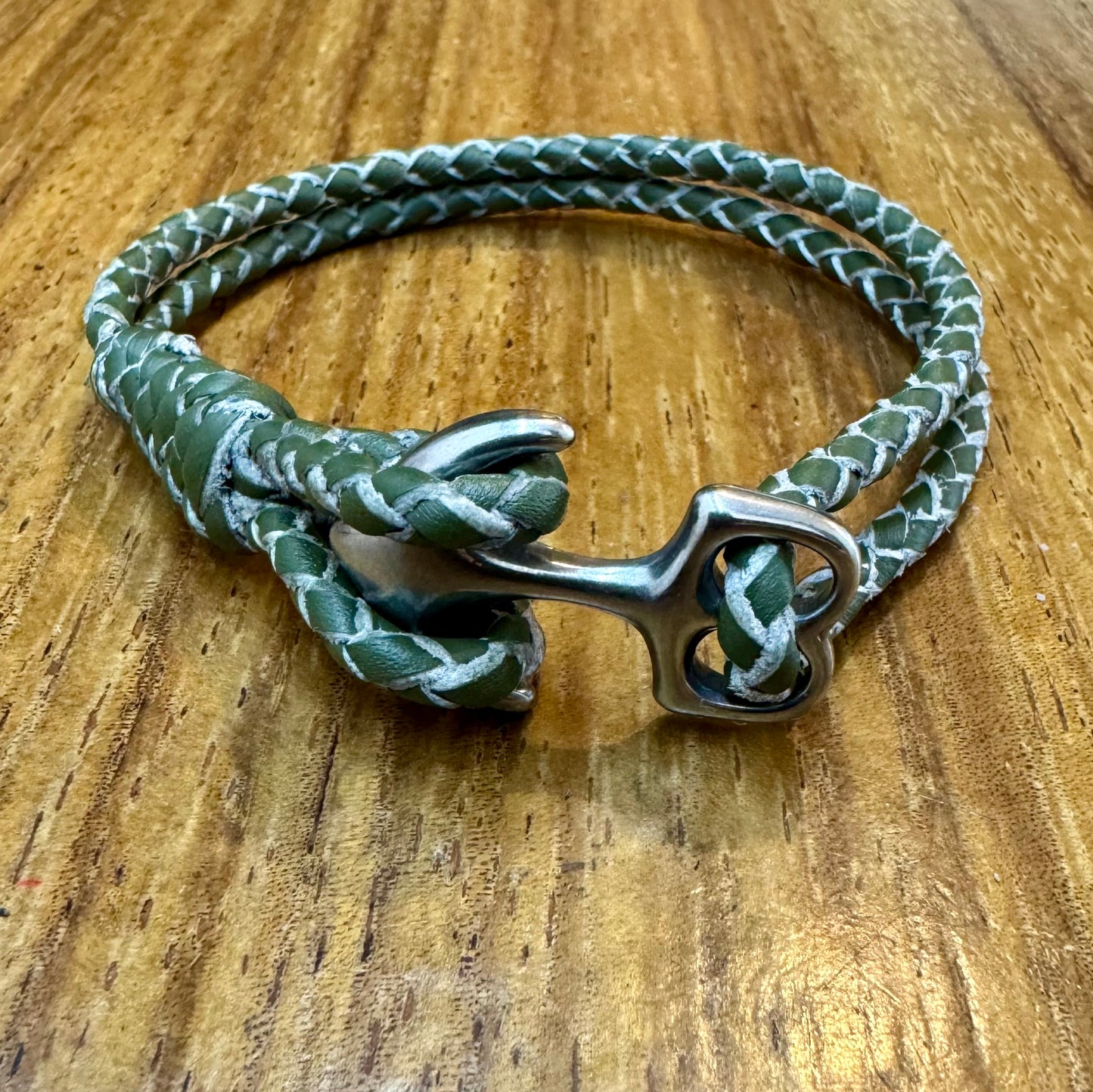 Pulsera de cuero con ancla. Medida personalizable.