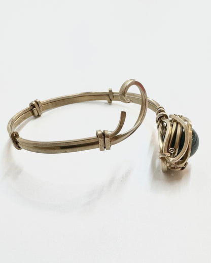 Blaues Kugel-Jadeitarmband in Alpaka