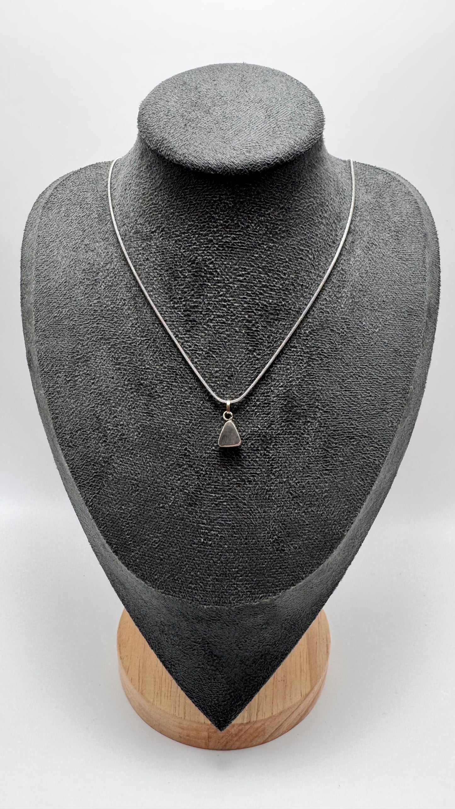 Dije Triangular de Ópalo Etíope en Plata 950