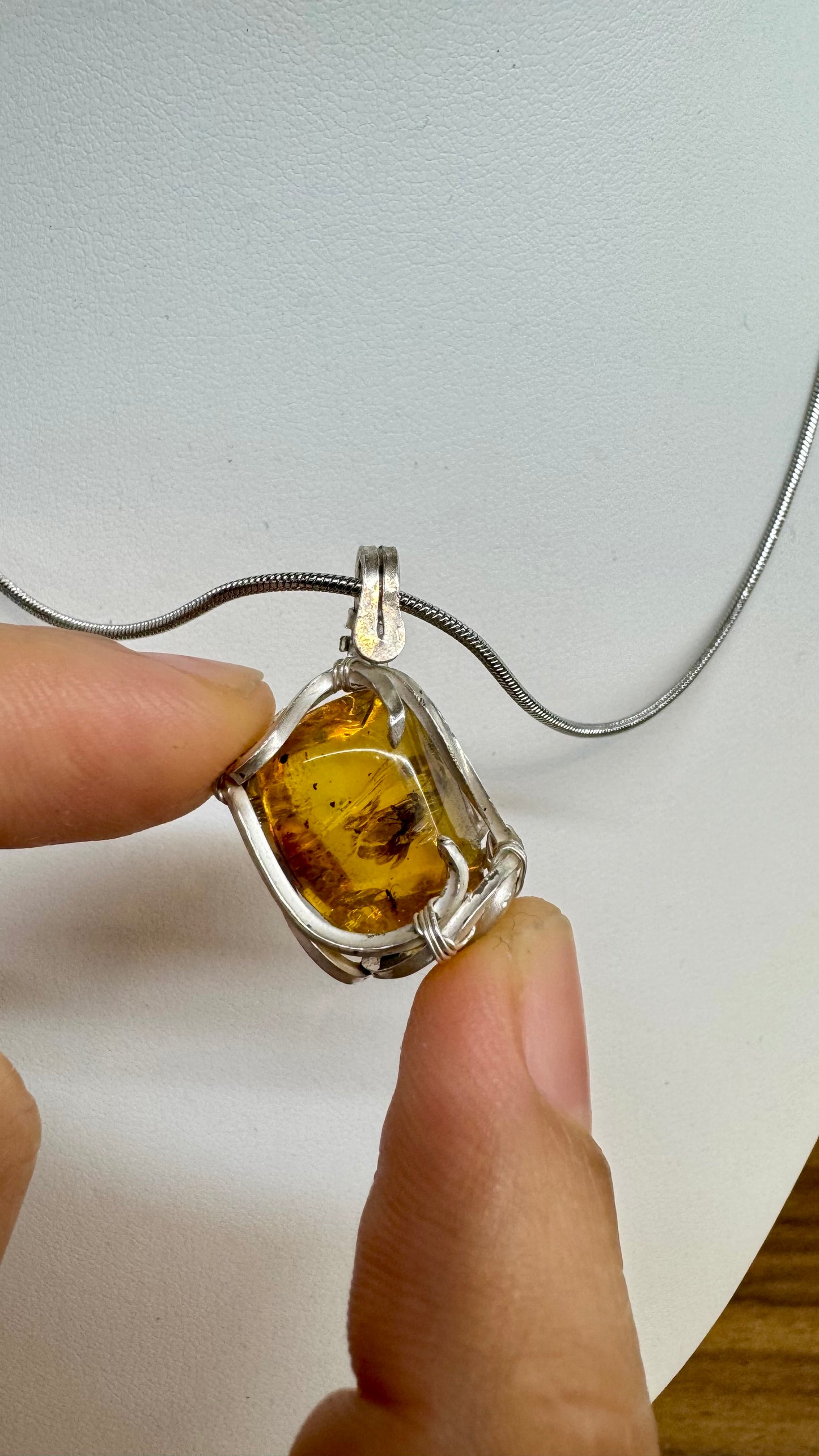 Dije de Ámbar con mosca primitiva y mosquito