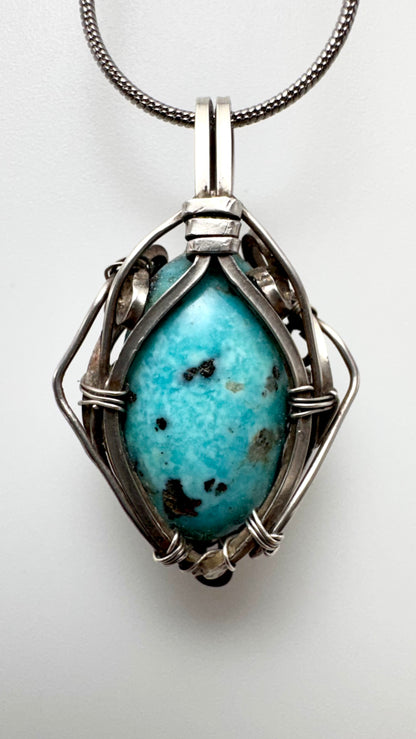 Pingente de turquesa do Paquistão. Prata com técnica wire wrap.