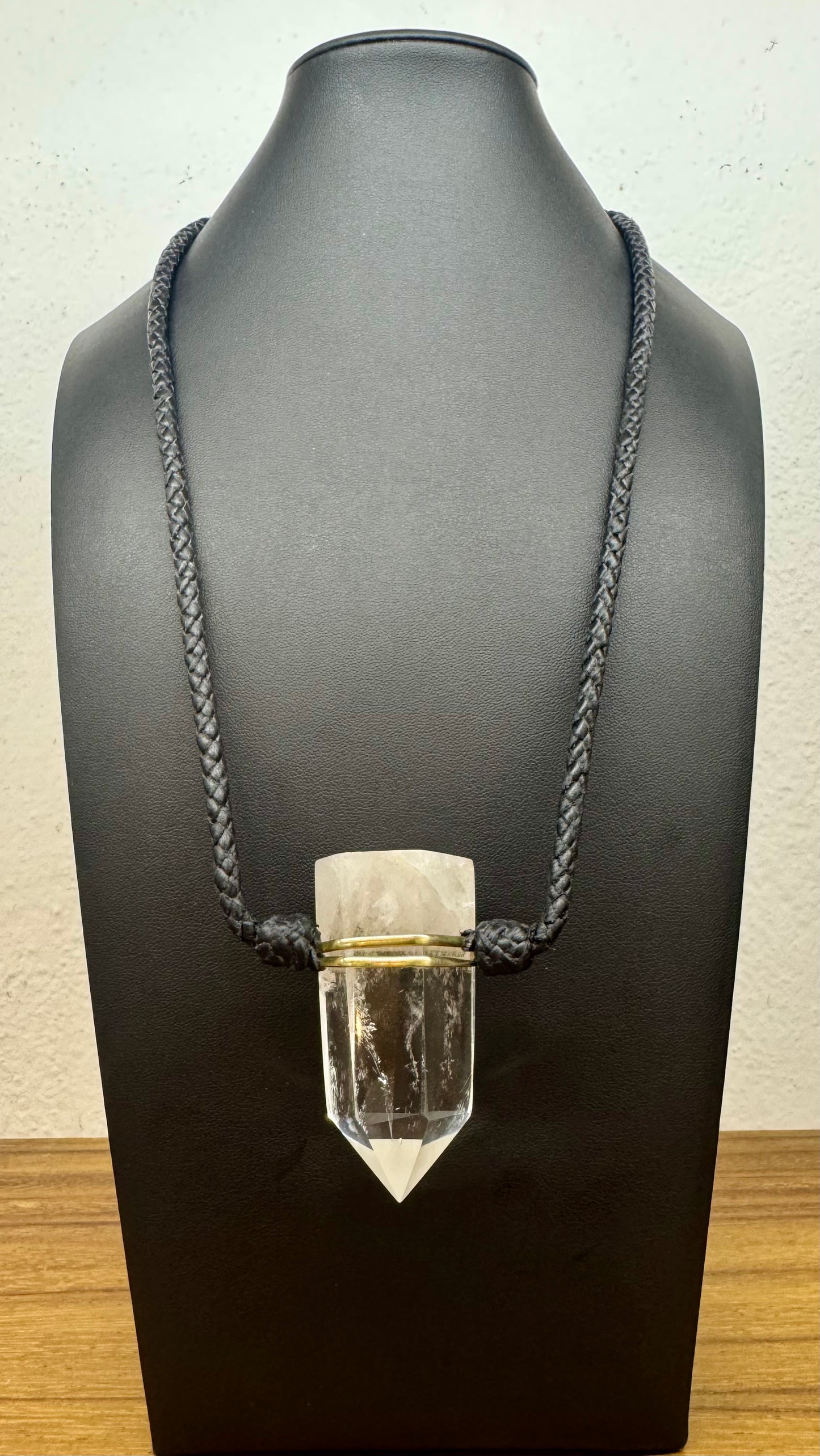 Collar de Cuarzo cristalino con cuero