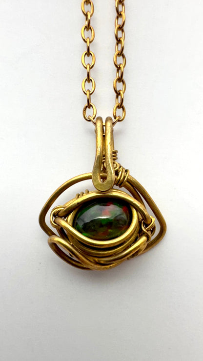 Dije de Ópalo negro Etíope. Latón wire wrap