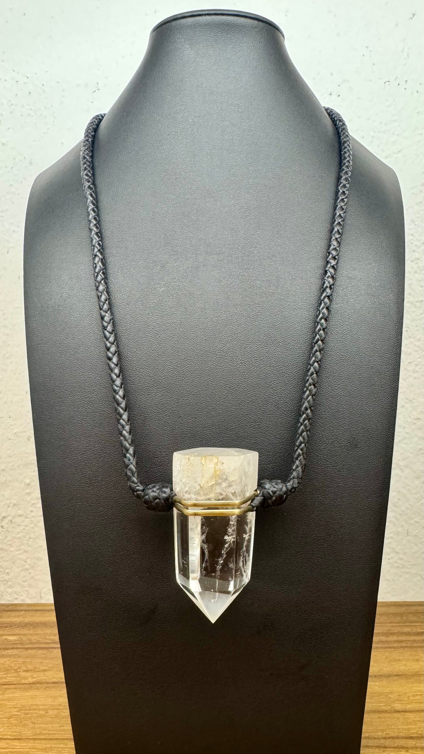 Collar de Cuarzo cristalino con cuero
