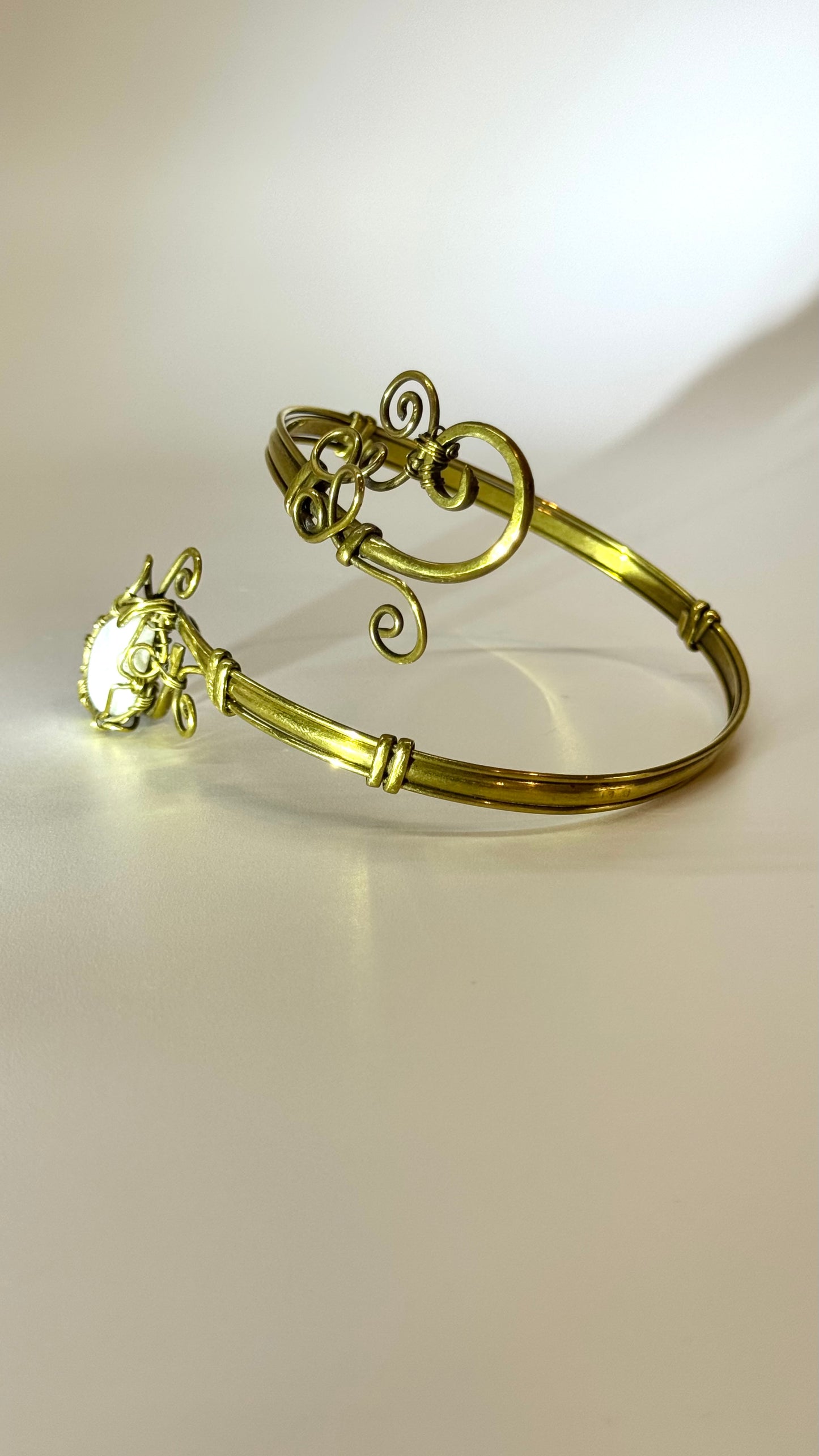 Brazalete de brazo de piedra luna