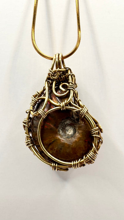 Pendentif Ammonite Opalisée. Wire wrap.