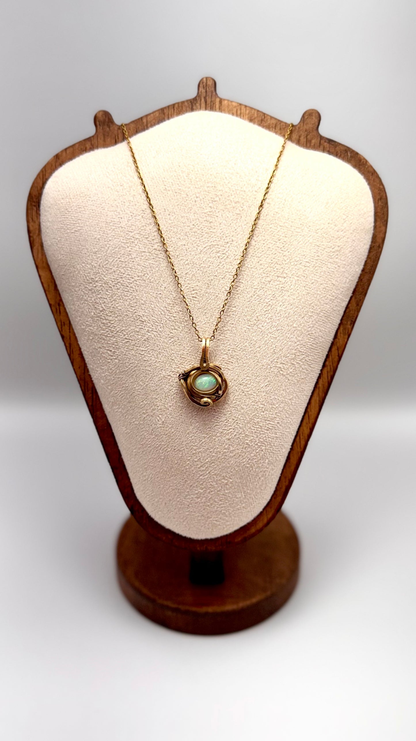 Ópalo blanco de Etiopía. Latón wire wrap