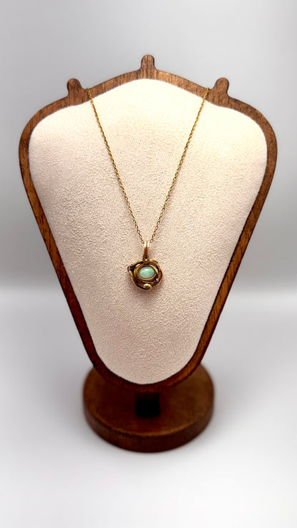 Ópalo blanco de Etiopía. Latón wire wrap