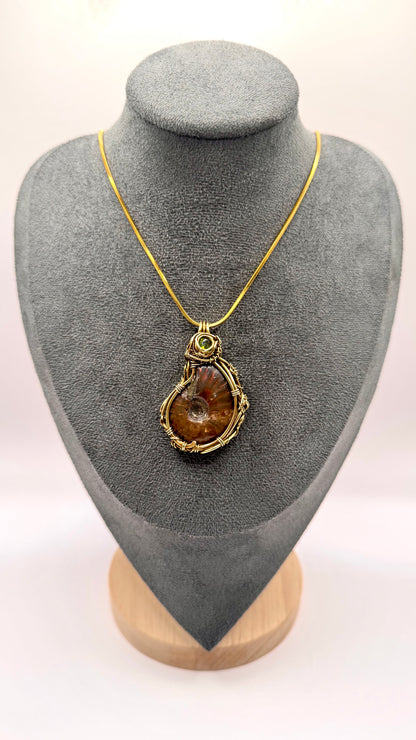 Pendentif Ammonite Opalisée. Wire wrap.