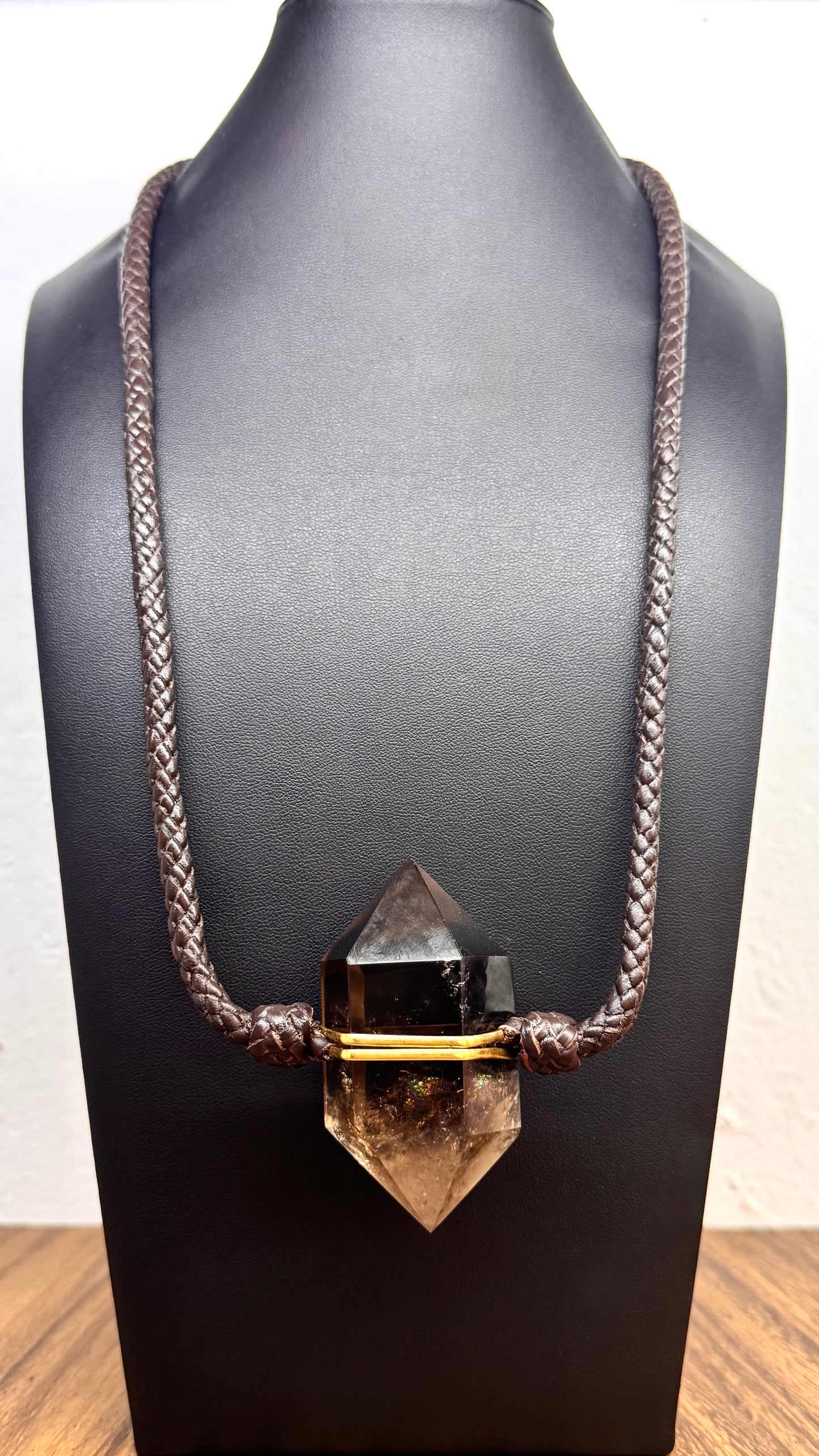 Collar de Cuarzo Ahumado con trenza de cuero