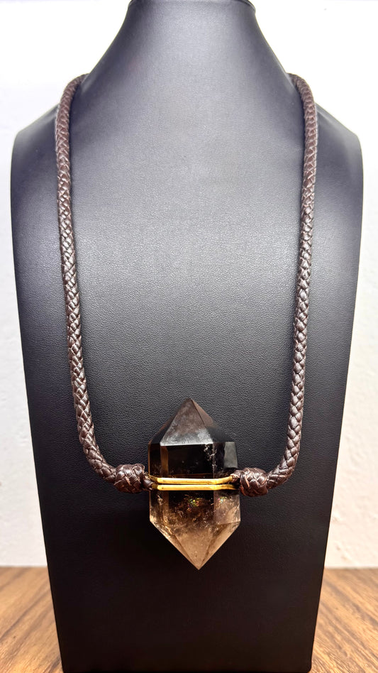 Collar de Cuarzo Ahumado con trenza de cuero