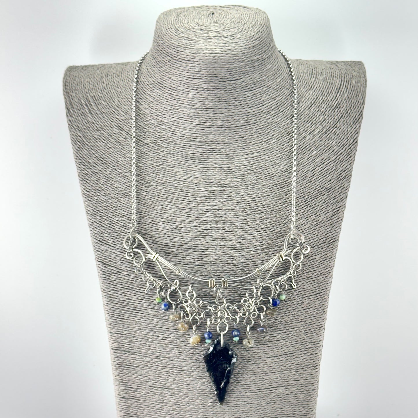 Collar con flecha de obsidiana y piedras pequeñas