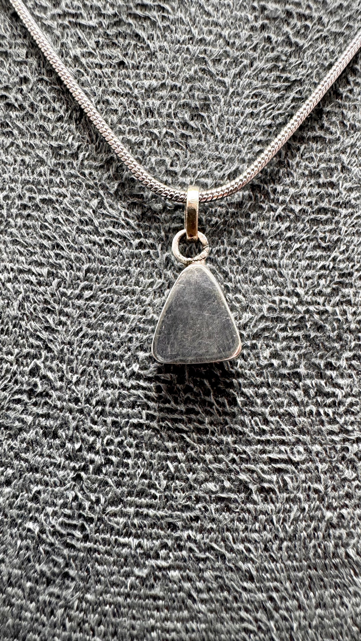 Dije Triangular de Ópalo Etíope en Plata 950