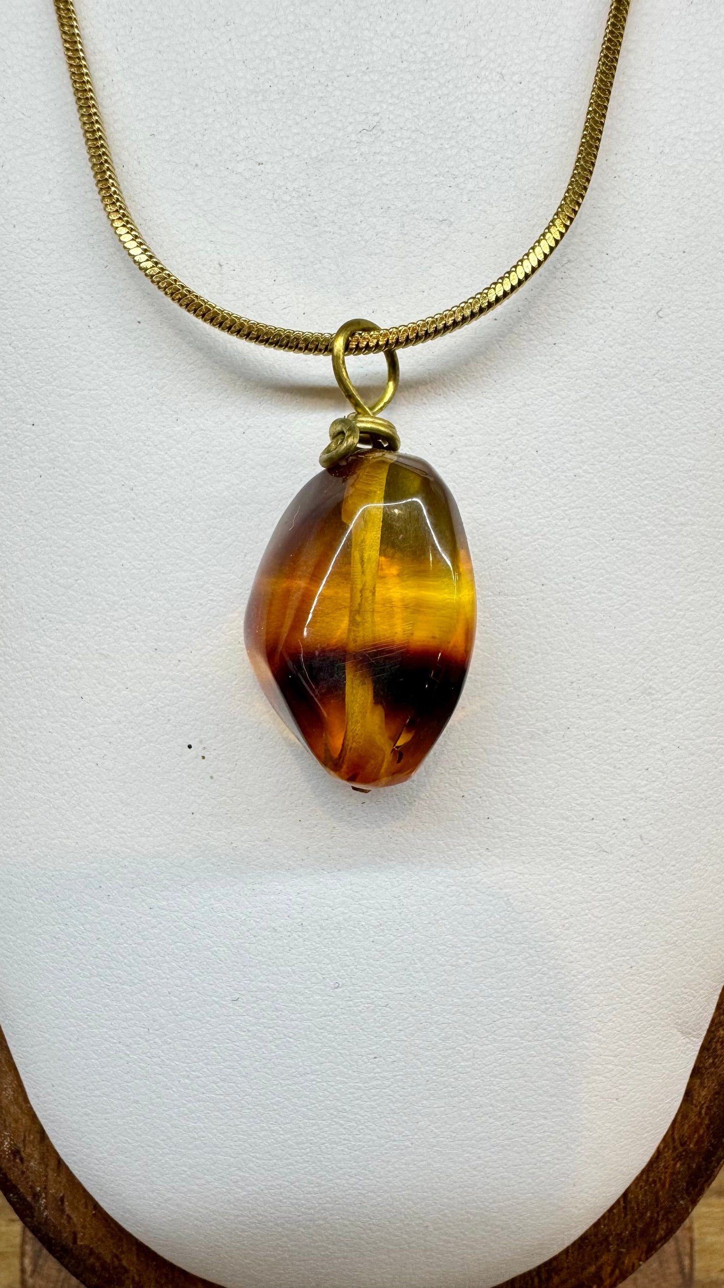 Dije de ámbar rojo pequeño