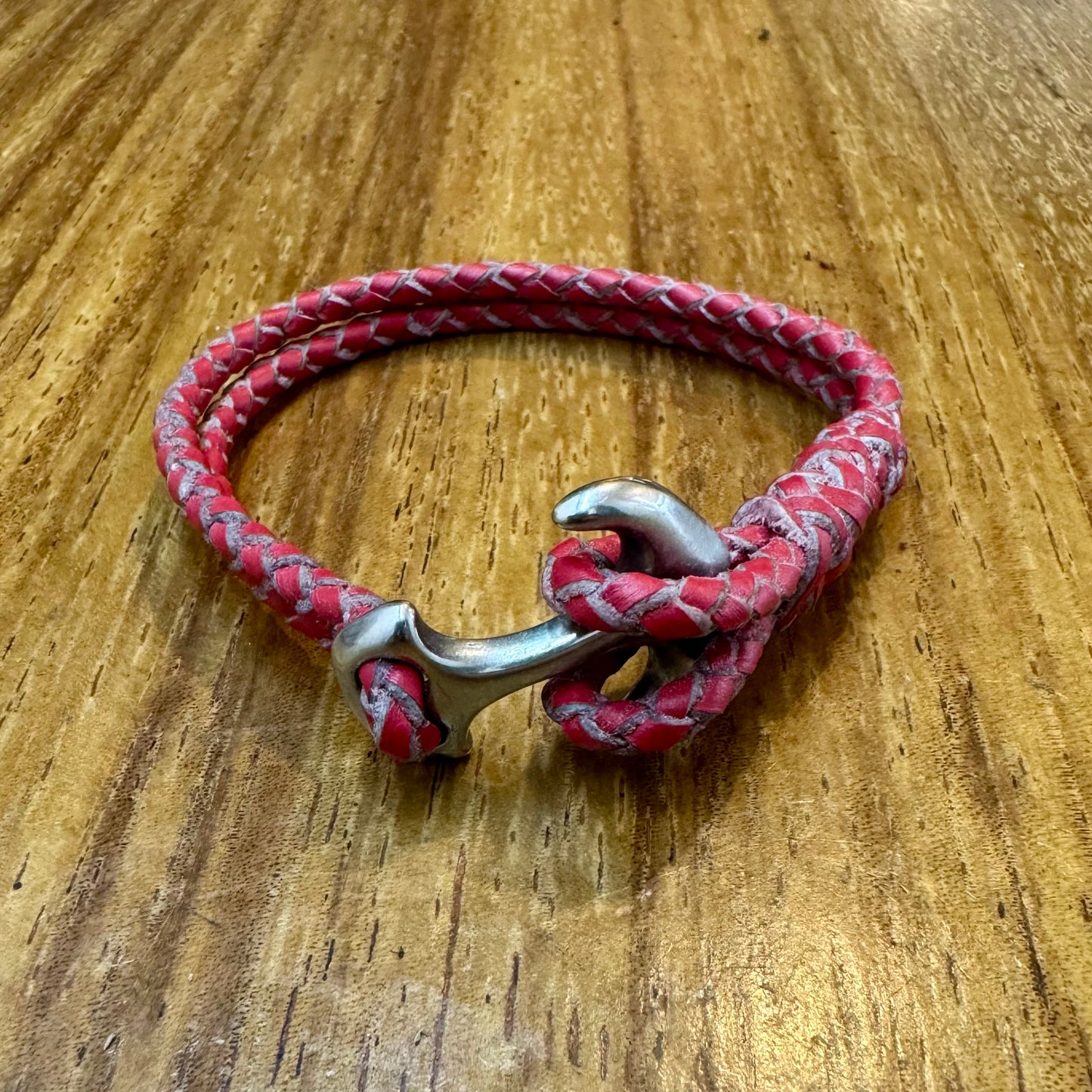 Pulsera de cuero con ancla. Medida personalizable.