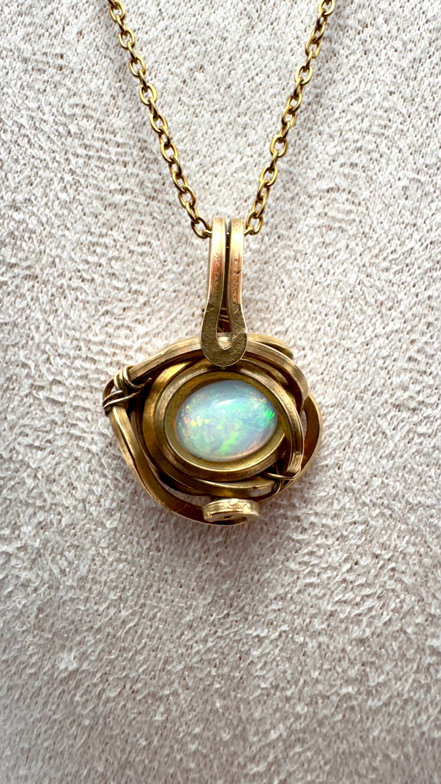 Ópalo blanco de Etiopía. Latón wire wrap