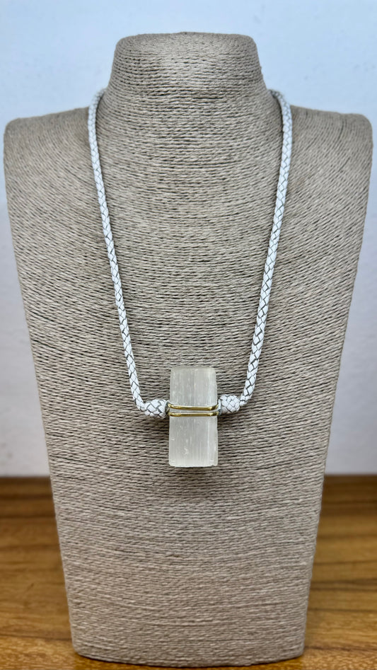 Collar de Selenita con trenza de cuero