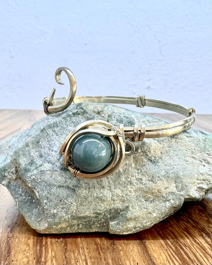 Blaues Kugel-Jadeitarmband in Alpaka