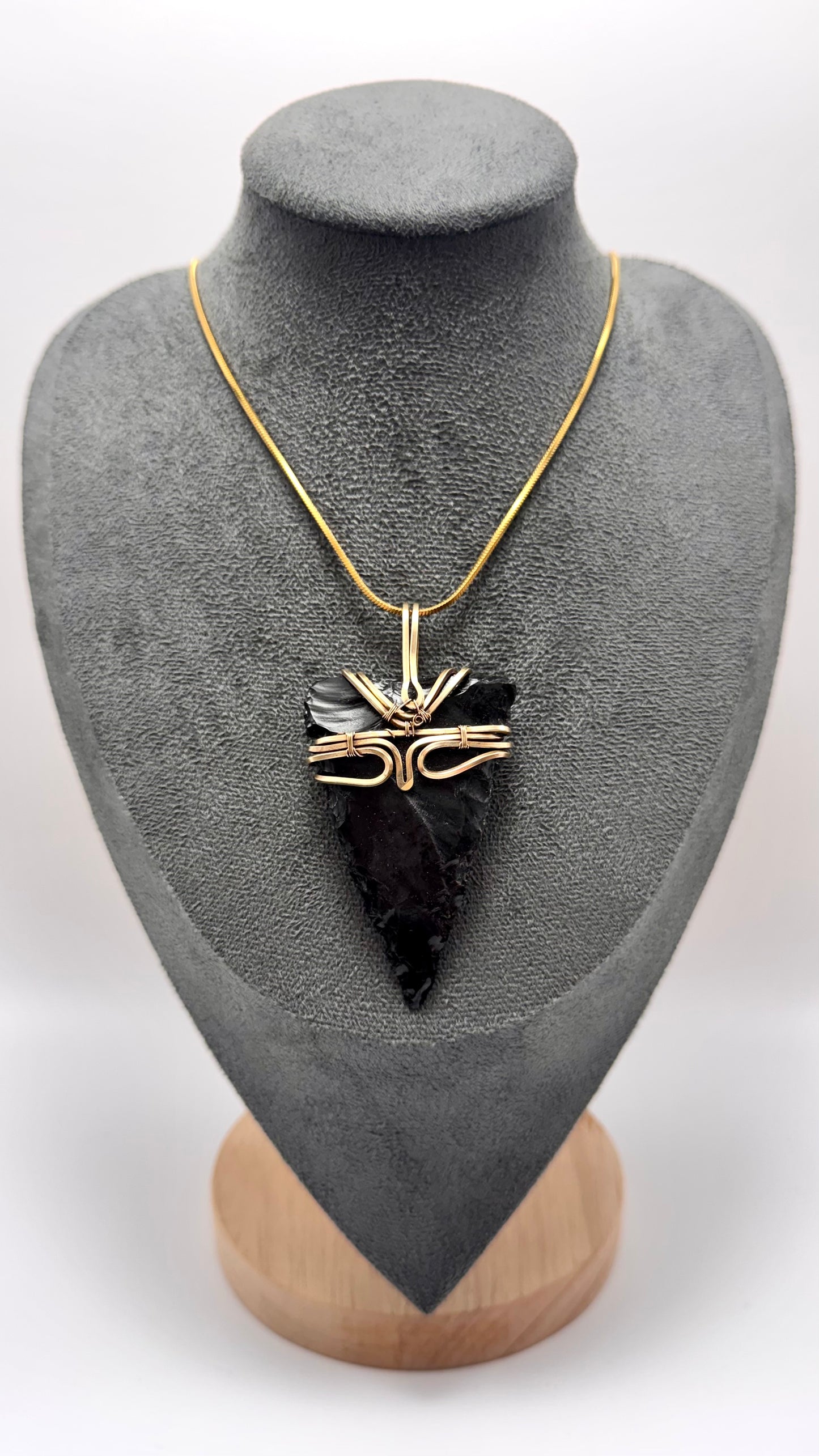 Dije de Flecha de obsidiana negra rústica.