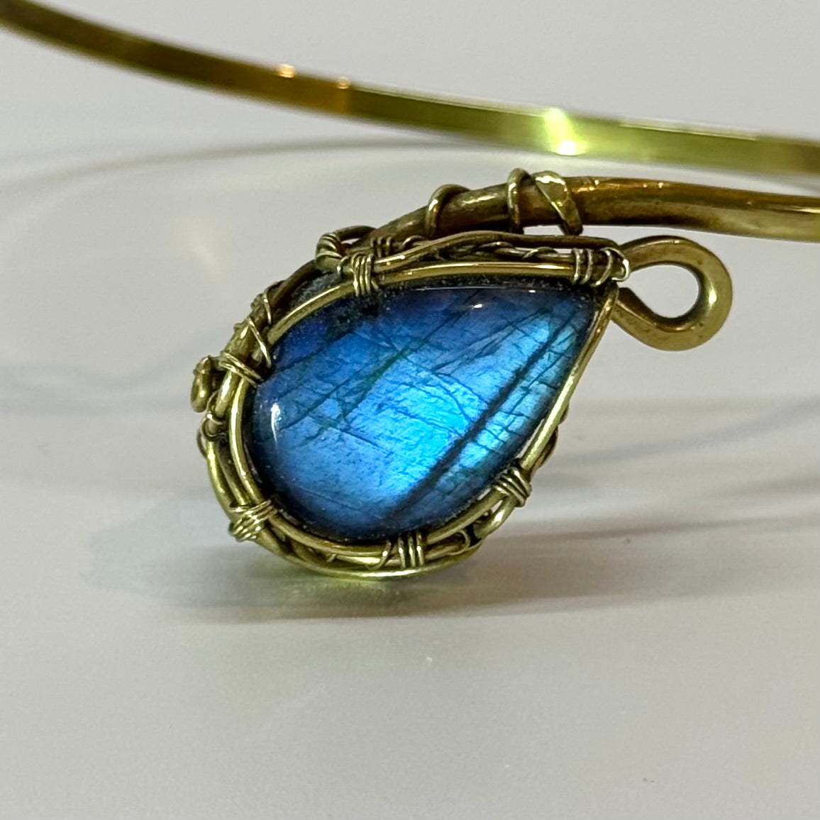 Brazalete de brazo. Labradorita azul