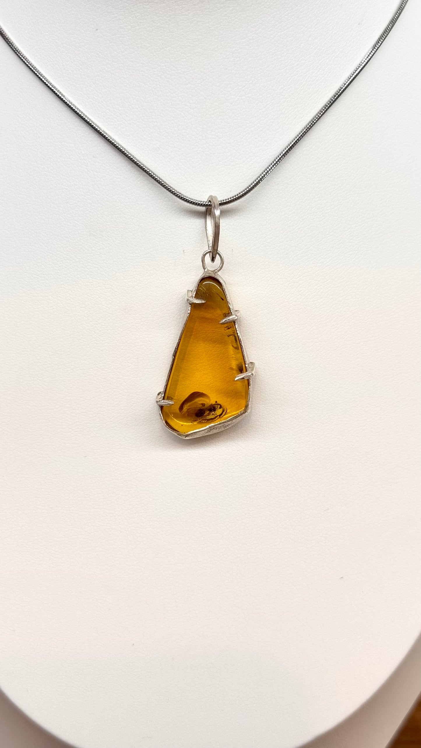 Pendentif en ambre avec mouche primitive en argent