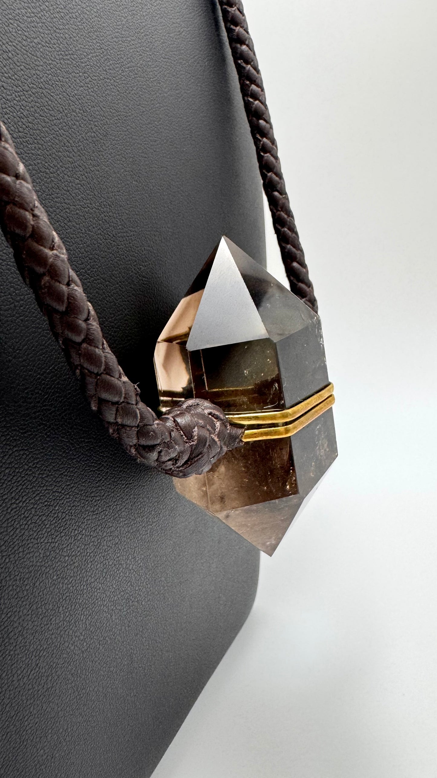 Collar de Cuarzo Ahumado con trenza de cuero