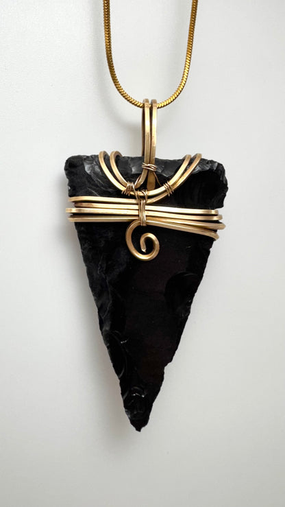 Anhänger aus rustikalem schwarzem Obsidian in Pfeilform