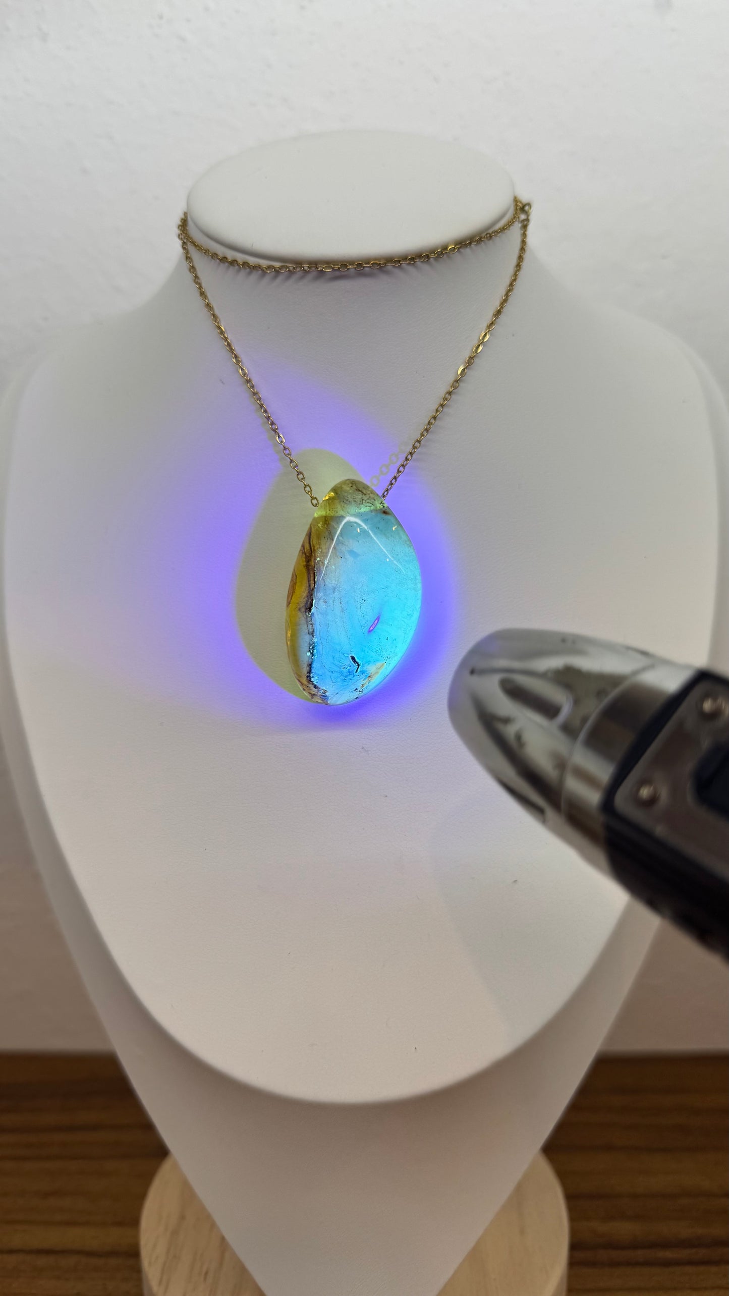 Colgante de ámbar ovalado con cadena