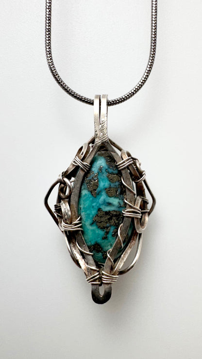 Pingente de turquesa do Paquistão. Prata com técnica wire wrap.