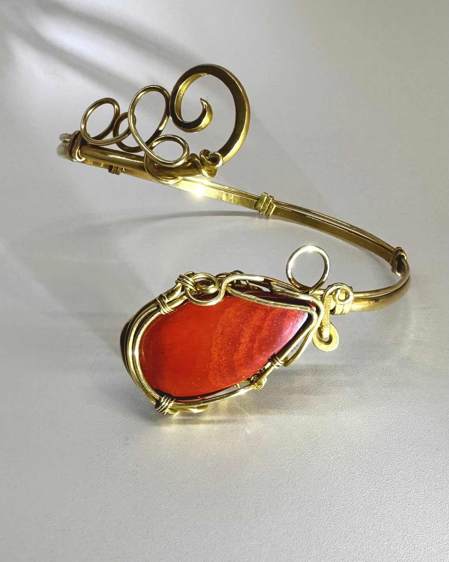 Bracelet de bras en jaspe rouge