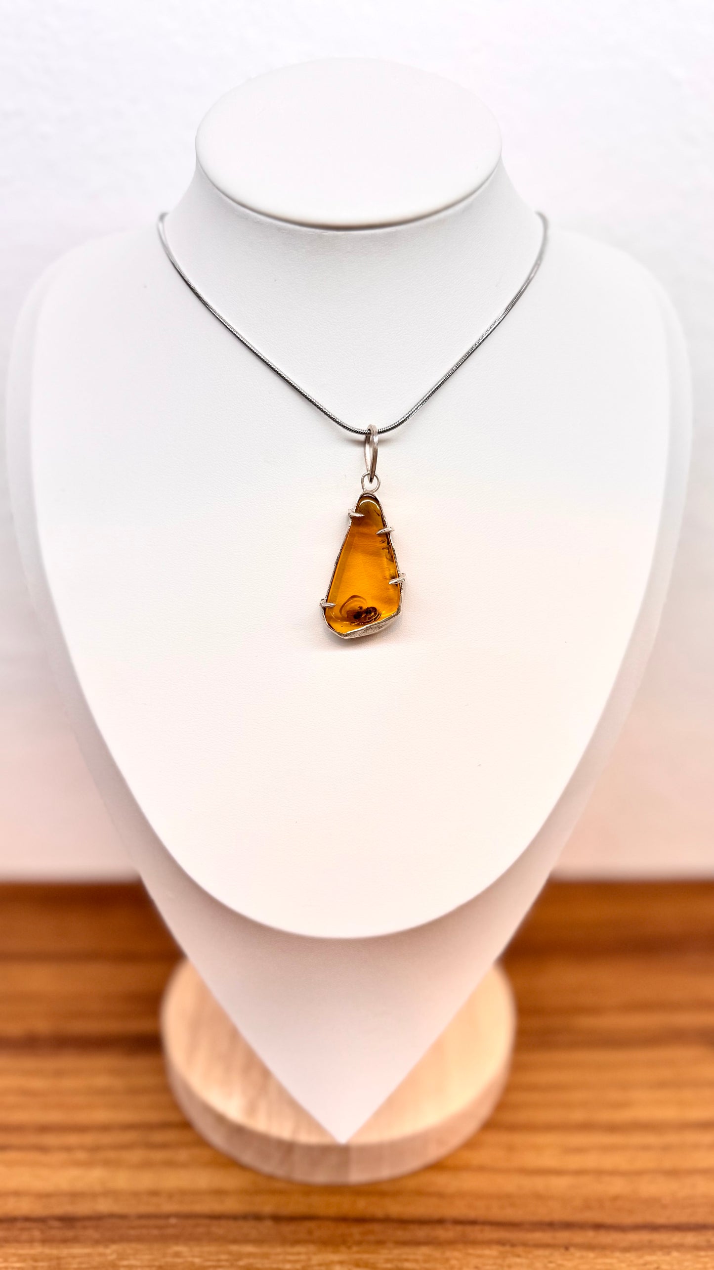 Pendentif en ambre avec mouche primitive en argent