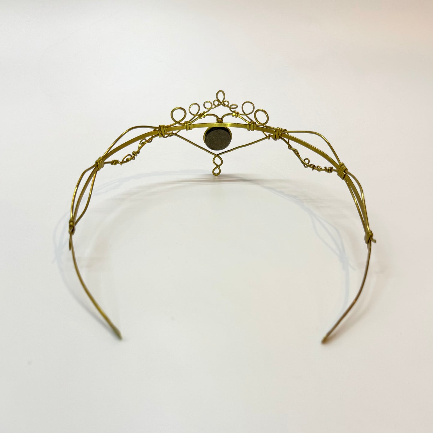 Tiara de obsidiana en latón