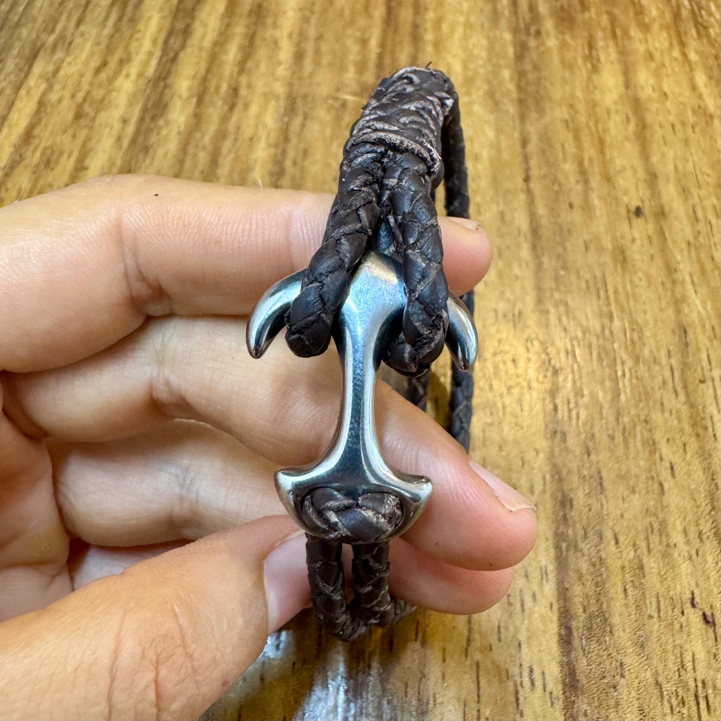 Pulsera de cuero con ancla. Medida personalizable.