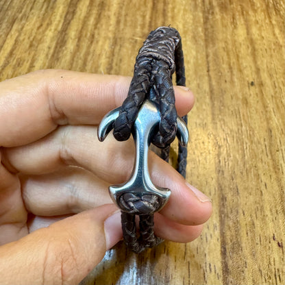 Pulseira de couro com âncora. Medida personalizável.