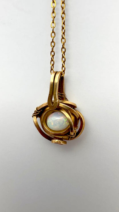 Ópalo blanco de Etiopía. Latón wire wrap