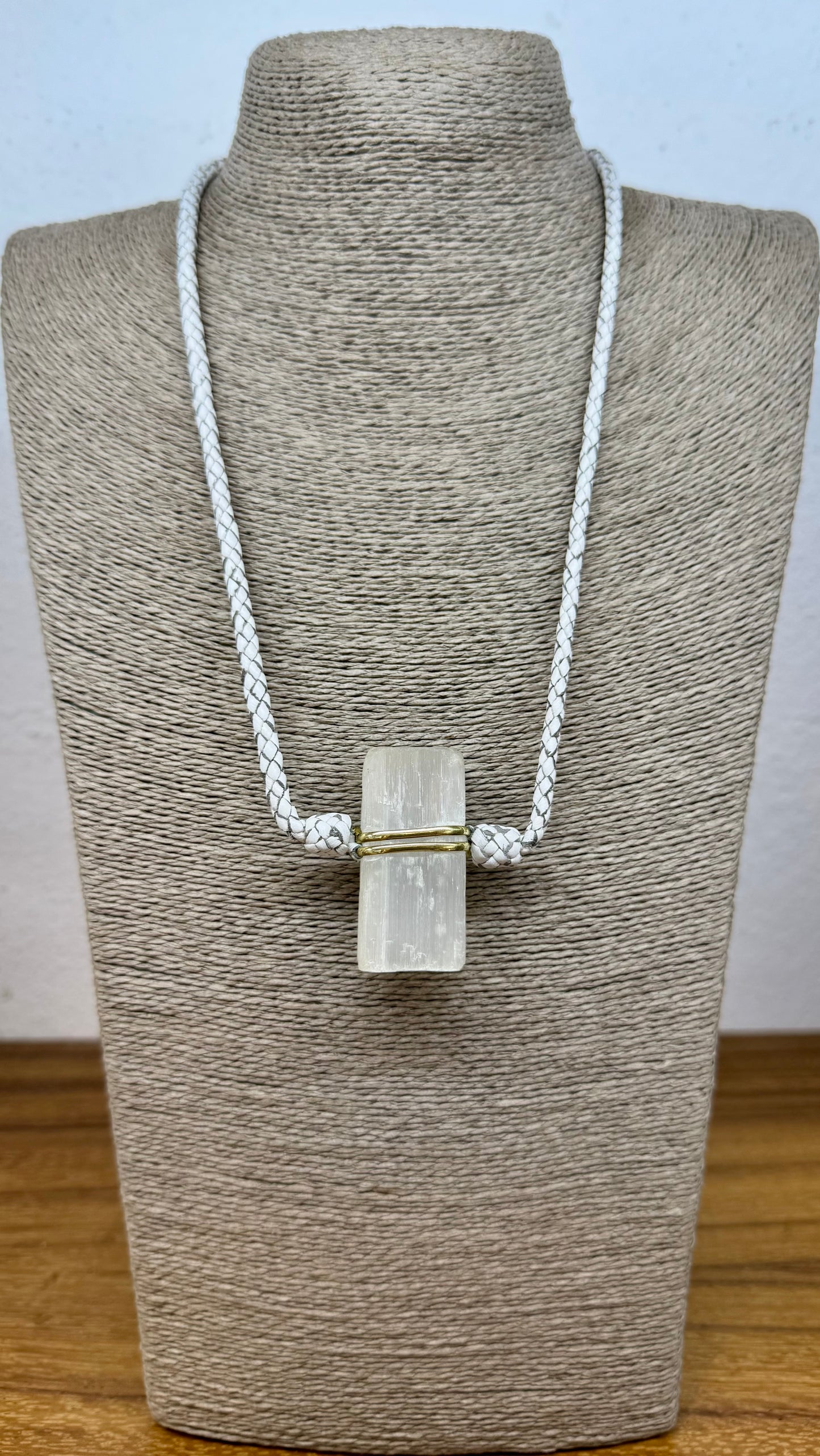 Collar de Selenita con trenza de cuero