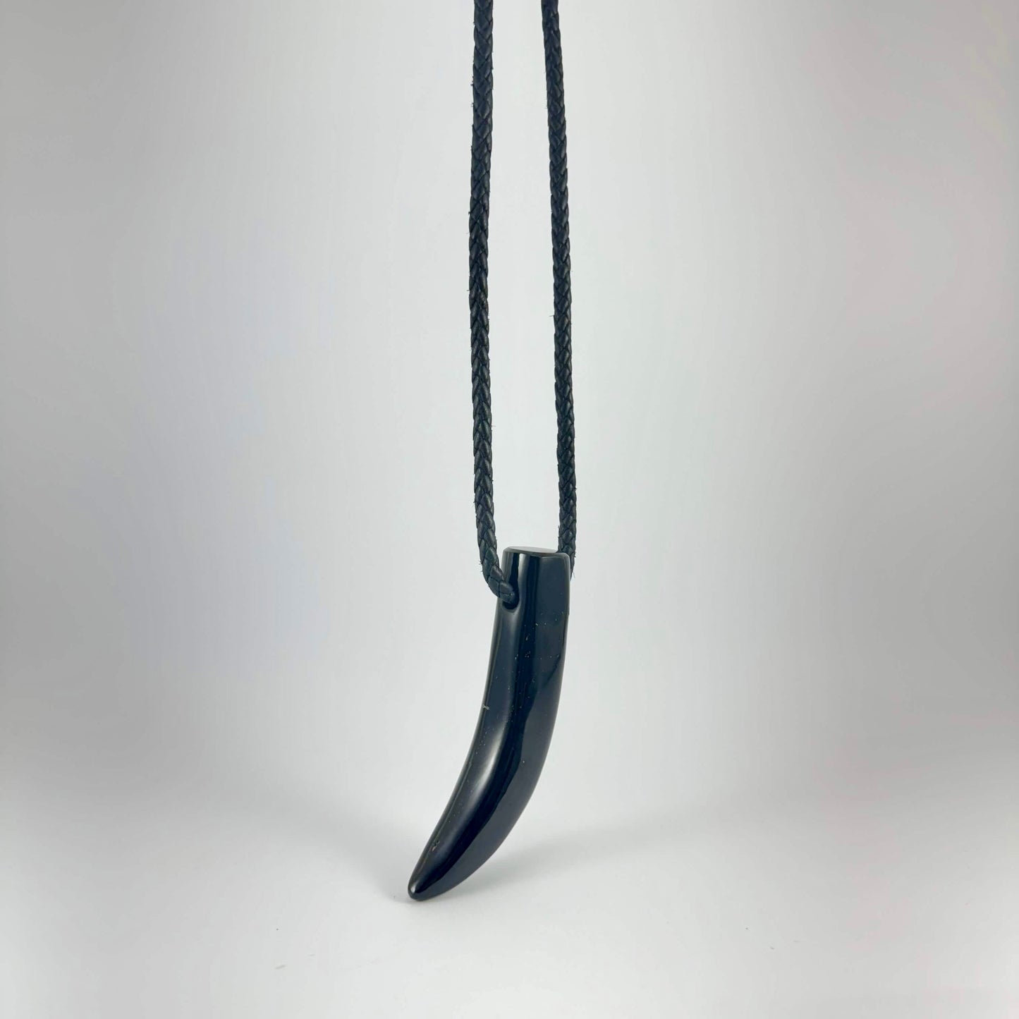 Collar de colmillo de obsidiana negra
