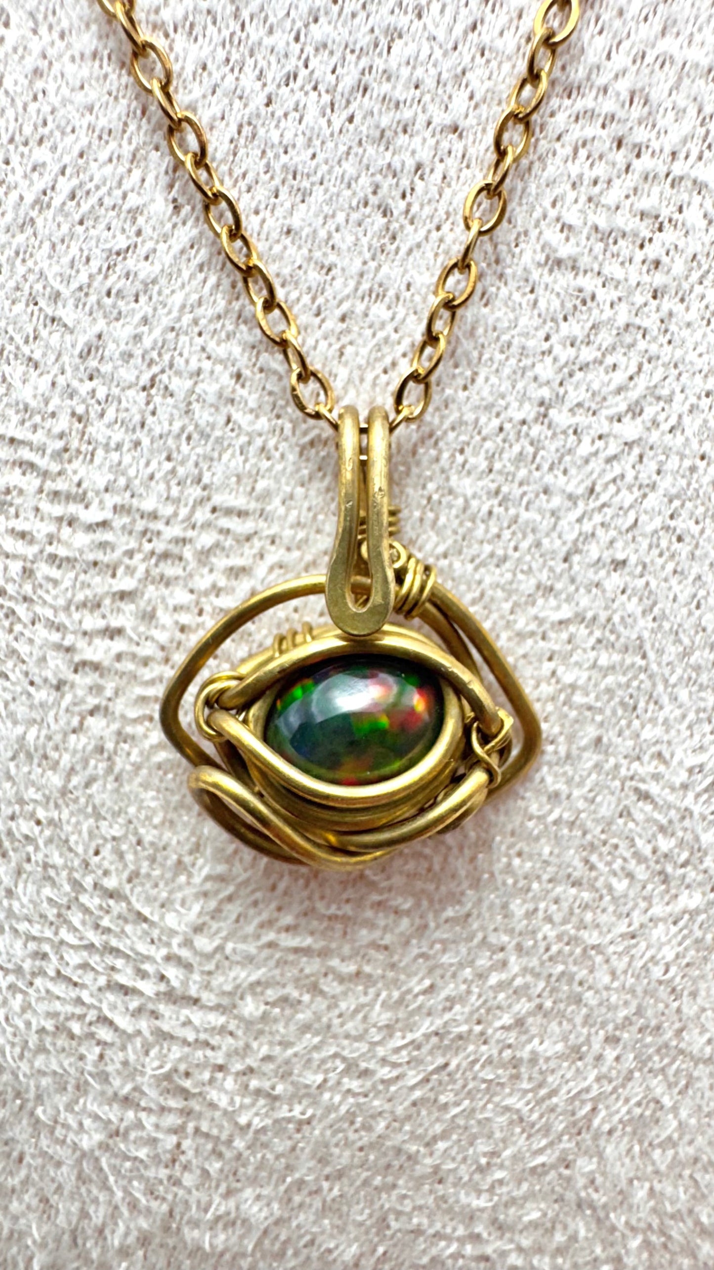 Dije de Ópalo negro Etíope. Latón wire wrap