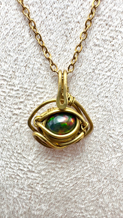 Dije de Ópalo negro Etíope. Latón wire wrap